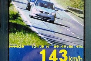 Zdjęcie przedstawia pojazd uchwycony przez policyjny radar.