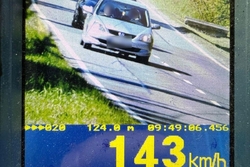Zdjęcie przedstawia pojazd uchwycony przez policyjny radar.