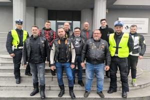 Zdjęcie przedstawia policjantów oraz motocyklistów pozujących do zdjęcia.