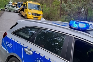 Zdjęcie przedstawia policyjny radiowóz na miejscu wypadku drogowego.