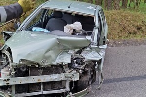 Zdjęcie przedstawia rozbity pojazd.