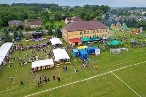 Zdjęcie przedstawia miejsce pikniku z lotu ptaka.