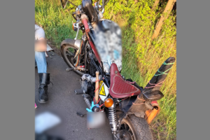 Zdjęcie przedstawia motocykl.