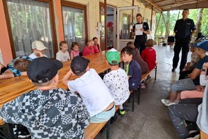 Zdjęcie przedstawia policjantkę, policjanta oraz dzieci.