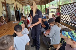 Zdjęcie przedstawia policjantkę oraz dzieci.