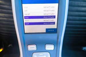 ekran urządzenia do badania obecności narkotyków w organizmie, wskazuje na amfetaminę oraz marihuanę