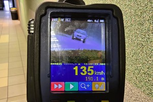 zdjęcie z policyjnego radaru przedstawiające skodę i cyfrę 135