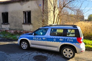 Radiowóz stoi przed pustostanem