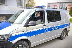 policjant w radiowozie