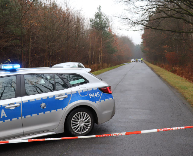 Na zdjęciu miejsce wypadku w gminie Pawonków, widoczny radiowóz Policji.
