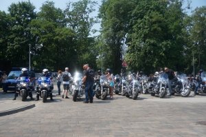 policjanci i uczestnicy zlotu na Placu Grotowskiego