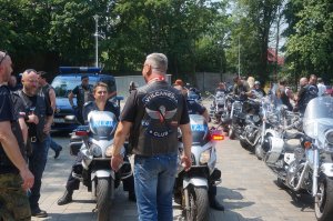 policjanci rozmawiają z motocyklistami