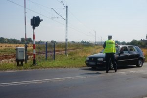 policjant rozmawia z kierowcą golfa