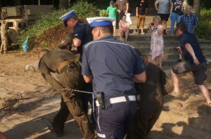 policjanci &quot;zatrzymują&quot; skazańców