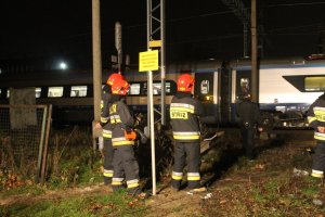 Na miejscu pracują strażacy i policjanci