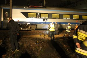 Pendolino stoi na torowisku przy ul. Plebiscytowej w Lublińcu