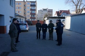 Uczestnicy spotkania na parkingu komendy