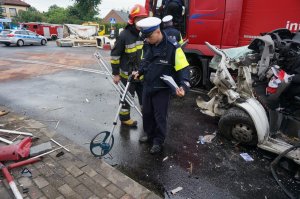 Policjant wykonuje pomiary na miejscu wypadku