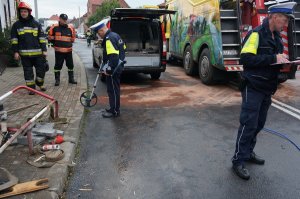 Służby usuwają pojazdy z drogi