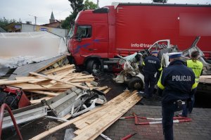 Policjanci sporządzają protokół