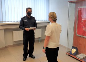 Na zdjęciu Komendant Powiatowy Policji w Lublińcu składający podziękowania Pani Annie za obywatelką postawę.