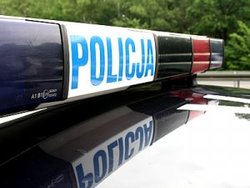 Na zdjęciu sygnały świetlne z napisem Policja.