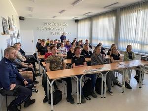 na zdjęciu widoczna jest młodzież siedząca w sali
