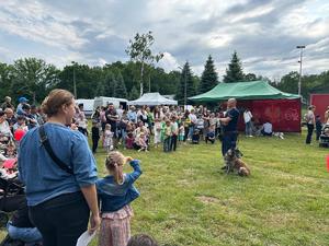 na zdjęciu widoczny jest policjant z psem