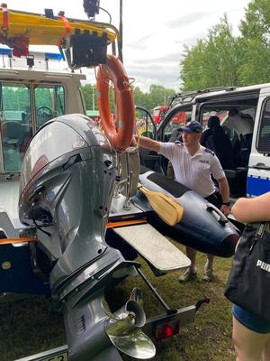 na zdjęciu widoczny jest policjant koło łodzi