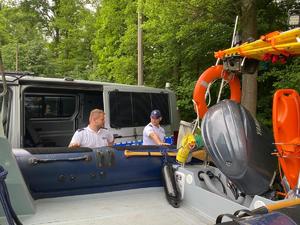 na zdjęciu widocznych  jest dwóch policjantów