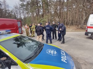 radiowóz obok strażacy i policjanci