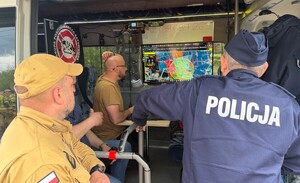 Funkcjonariusze biorący udział w poszukiwaniach.