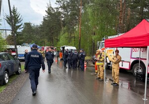 Funkcjonariusze biorący udział w poszukiwaniach.