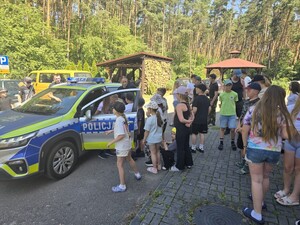 dzieci koło radiowozu