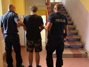 Policjanci z zatrzymanym.