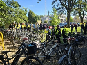 młodzież w kamizelkach rowery policjanci przedstawiciele starostwa nadlesnictwa