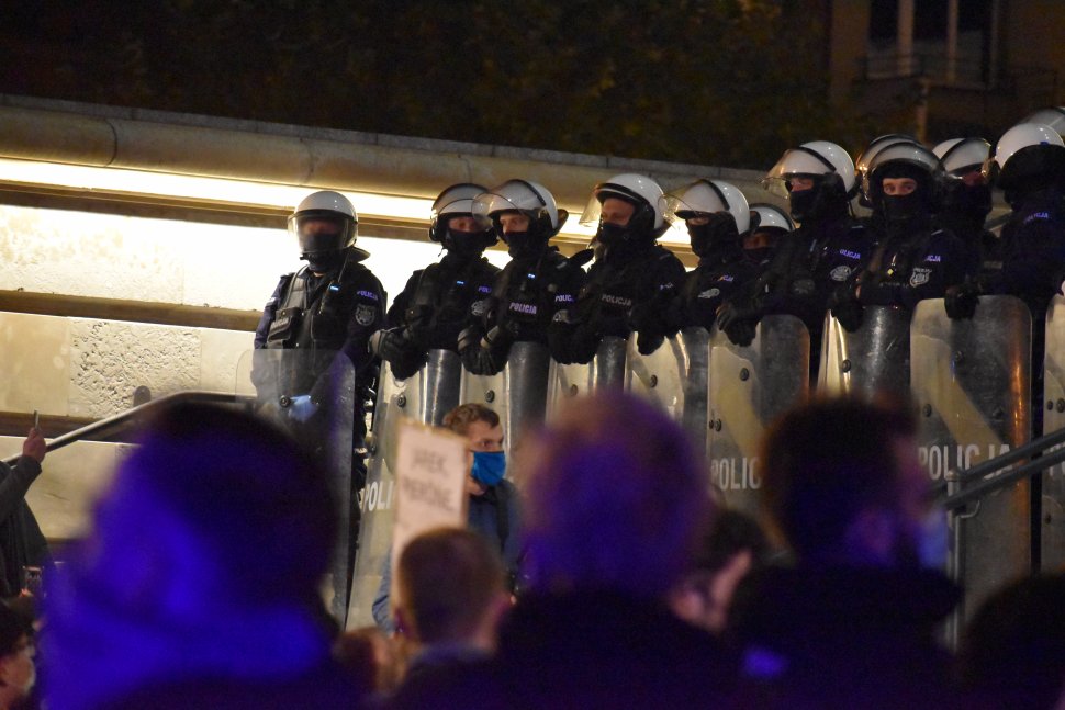 zdjęcie kolorowe: policjanci oddziału prewencji zabezpieczający nielegalny protest na schodach przed katedra