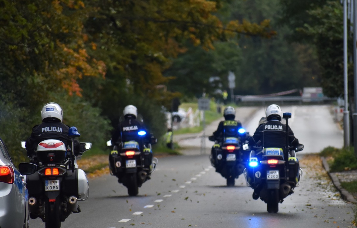 zdjęcie kolorowe: policjanci katowickiej drogówki na motorach słuzbowych