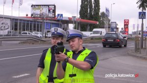 Policjanci dokonują pomiaru prędkości kierujących