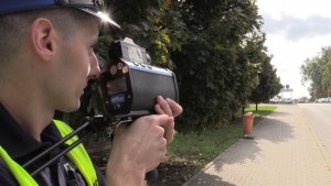 Policjanci dokonują pomiaru prędkości w Strefie 30