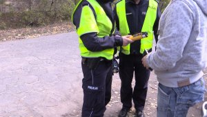 Policjanci w trakcie kontroli drogowej - badanie trzeźwości