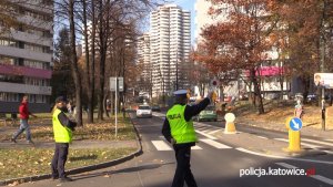 Policjanci zatrzymują kierującego, który przekroczył dozwolona prędkość