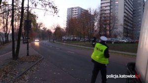 Policjanci zatrzymują kierującego, który przekroczył dozwolona prędkość