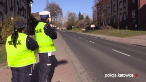 Policjanci mierzą prędkość kierujących