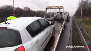 Uszkodzony samochód podczas wciągania na lawetę