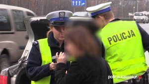 Policjantka kontroluje stan trzeźwości kierującej