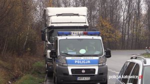 Policjanci podczas kontroli samochodu ciężarowego