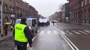 Policjanci zabezpieczają trasę przemarszu