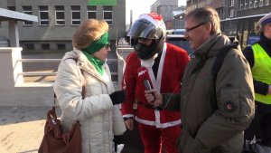 Motocyklista wręcza rózgę pieszej