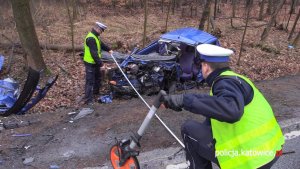 Policjanci podczas oględzin miejsca wypadku